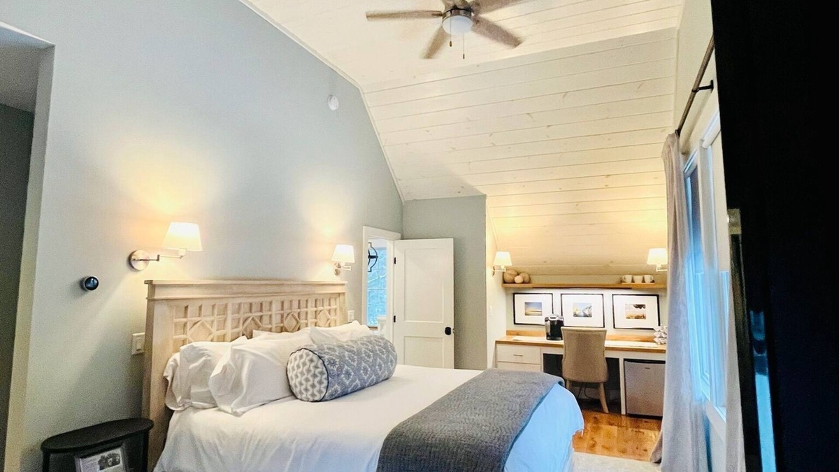 Huletts Landing House | 39- 5 Star Reviews on AirB, No Cleaning Fee, New Everything, CAC & Walk to Water