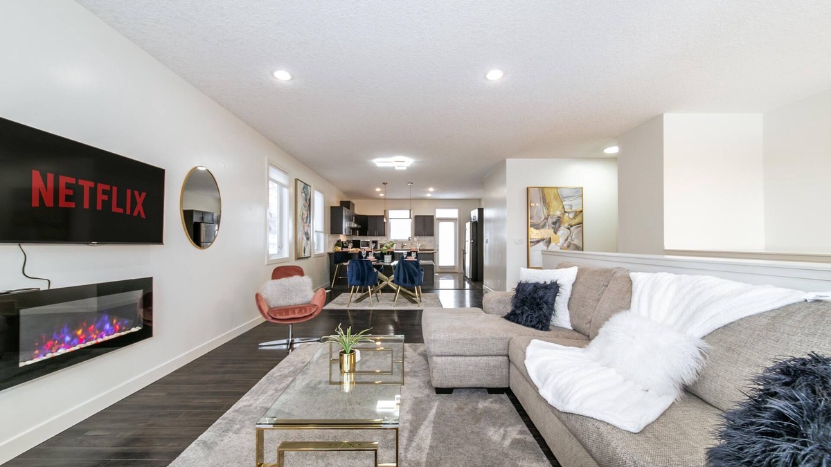 Jasper Place House | ★3B Executive Home★All King Beds✔Fireplace✔Garage