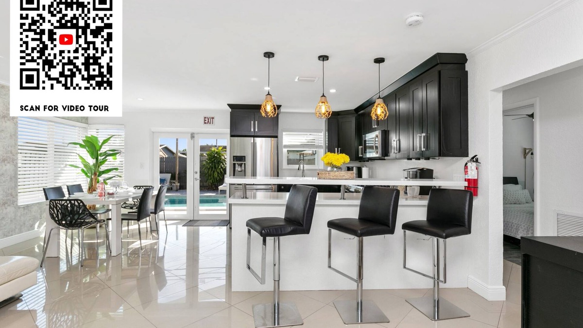 Driftwood House | 3B Pool Home, King Bed, Private Yard, Grill, Ping Pong Table & EVCharger