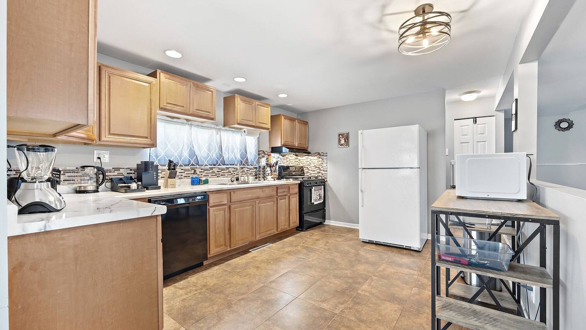 Boulder Hill House | 3bd/1.5bath entire home/Game room/Office/extended stays/FREE Wifi & Parking