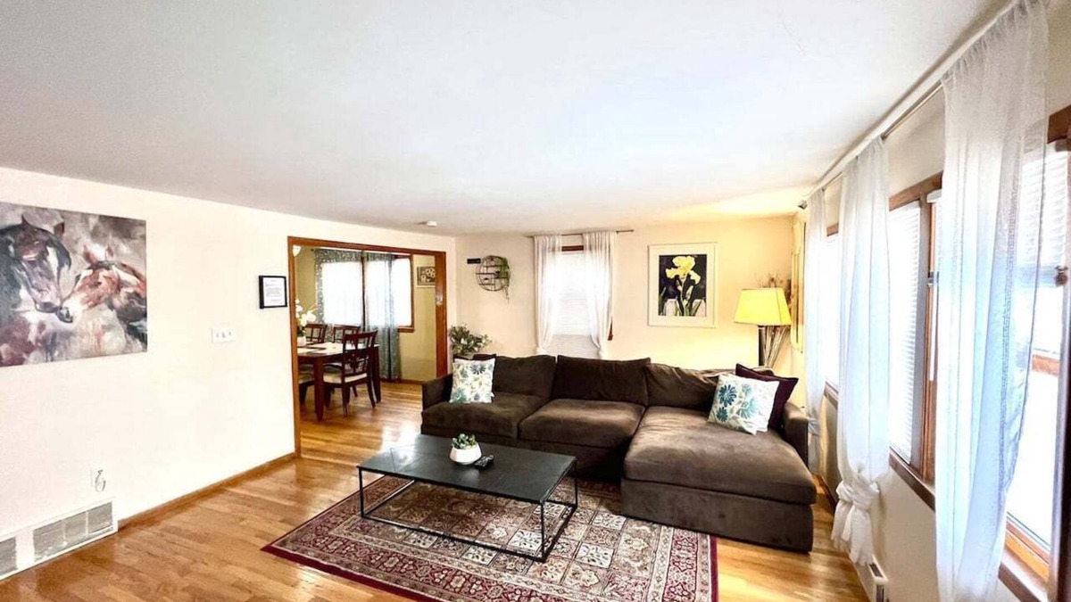 Waltham Apartment | 3bd/1ba apartment with parking 2037