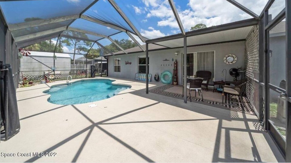 Sharpes House | 3bd 2 b. Heated pool 20 min from ocean and 45 from Walt Disney