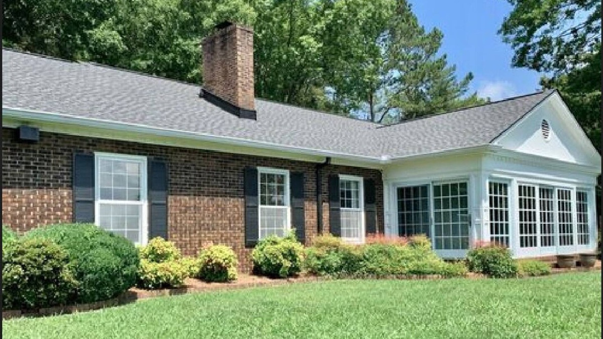 Summerville House | 3BD 2 BR Very Private Executive House