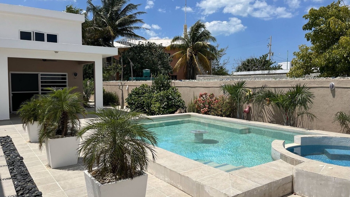Progreso Municipality House | 3BD/2B-w/2 Kingsize bedrooms-House-Near Beach-Pool-Hottub-Lrg Patio-pet friendly