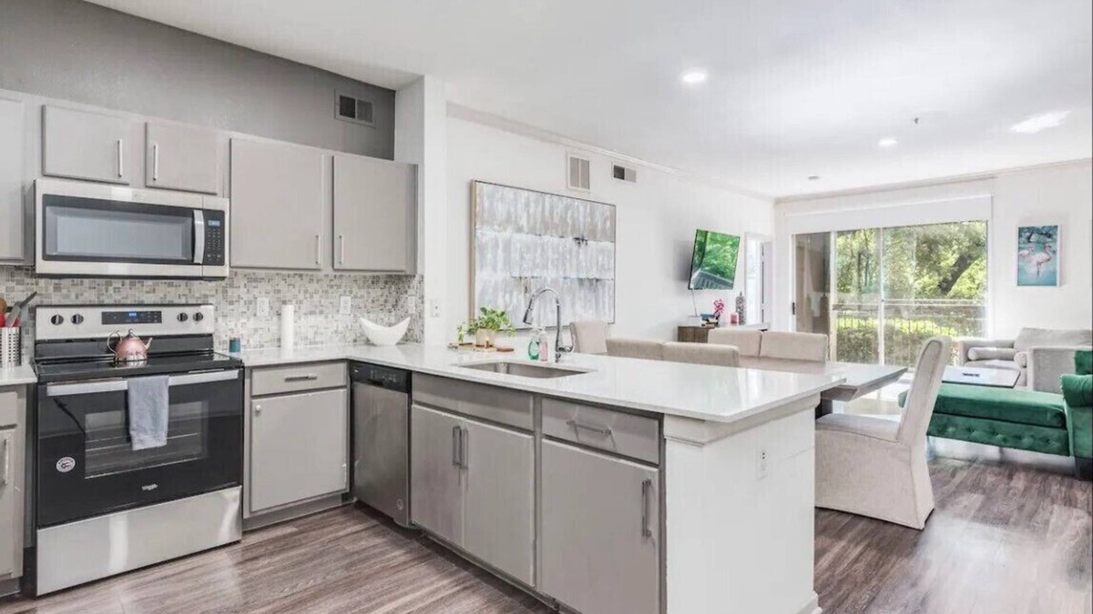 Travis Heights Apartment | 3bd/2ba lux condo in SoCo w/Pool & Gym near concert venues & Longhorn games