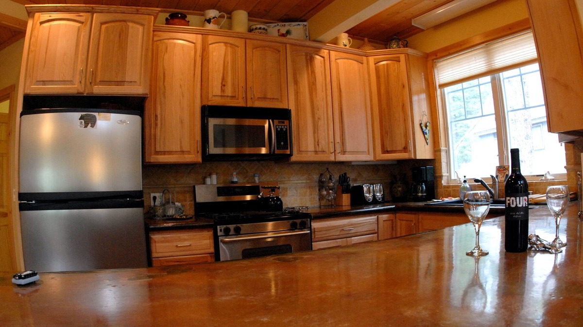 Pla-Vada Woodlands House | 3bd & 2bth home w/HOT TUB close to Ski Resorts & Truckee
