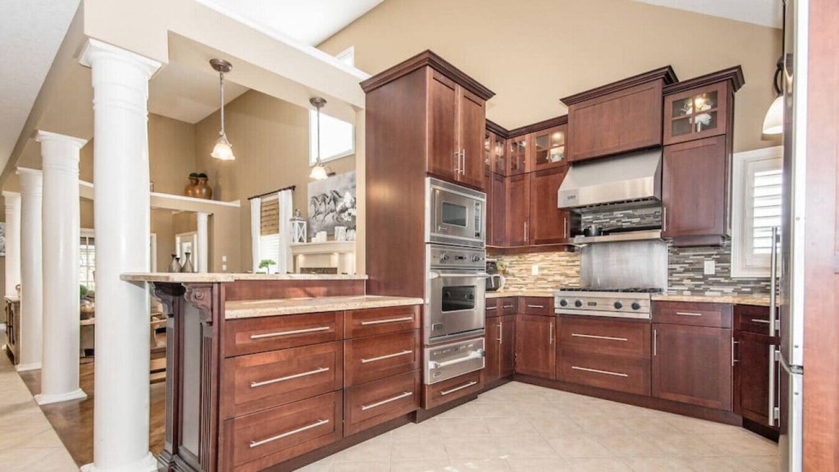 Guelph House | 3bd McArthur · Executive 2500 sqft Bungaloft w/ Fp
