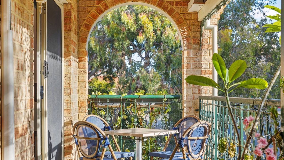 East Perth Apartment | 3bdr Sauna Pool Gym Parking