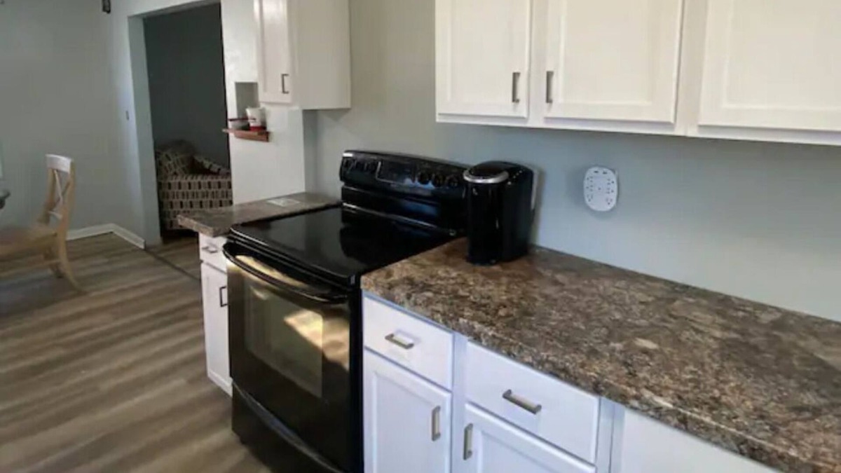 Marshall House | 3BDRM+Pets+Fenced yard+Laundry In House
