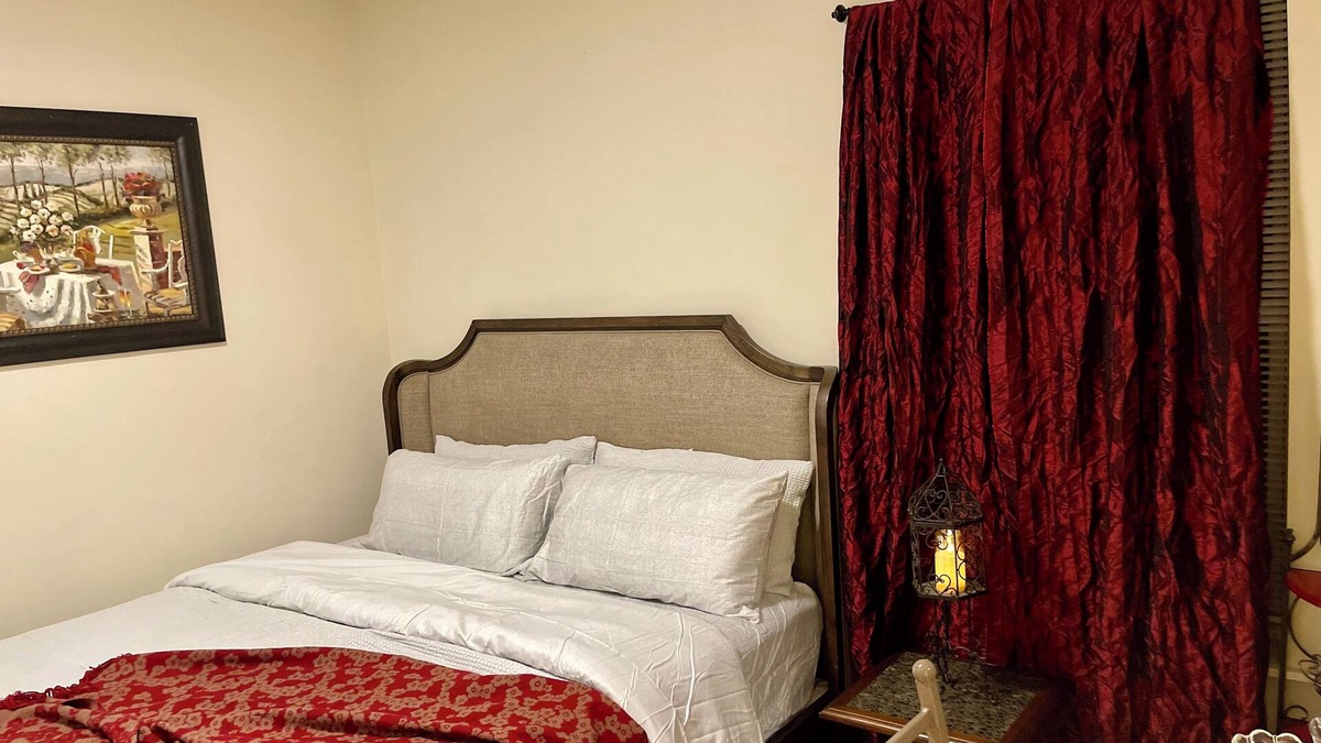 Hyde Park Apartment | 3bed/2bath Penthouse style Apt. W/fitness room & office 14 min to DT Chicago