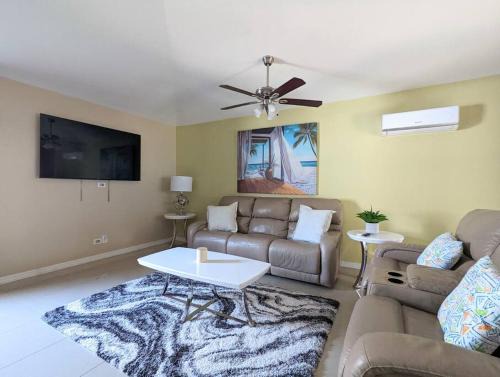 Ridge Wood Heights House | 3Bed & 2Bath Property Couple minutes from Siesta Key Beach & Downtown Sarasota