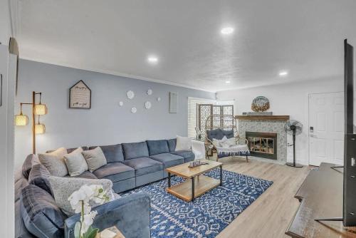 Pacific Beach Apartment | 3bed 3bath blocks to the beach and bay in PB