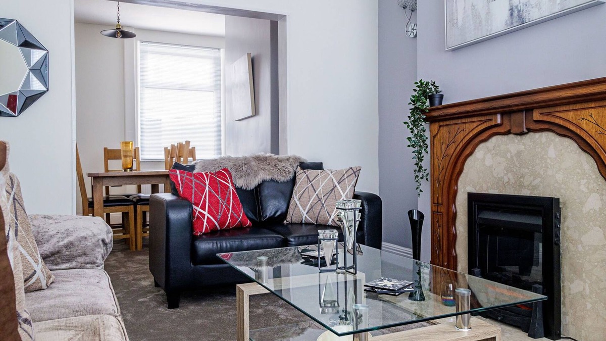 Barrow-in-Furness House | 3bed Holiday Home.Barrow in Furness. 5mins walk to most amenities