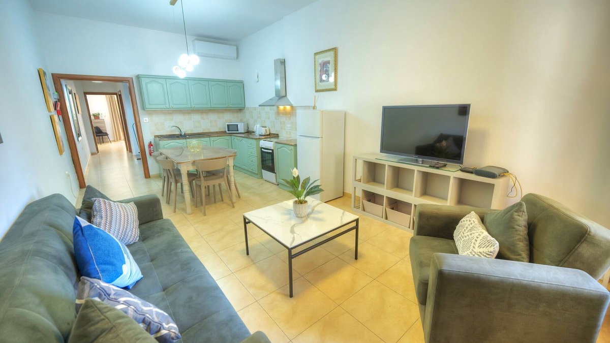 Sliema Ski Chalet | 3bedroom house with yard and roof terrace CZER1-1