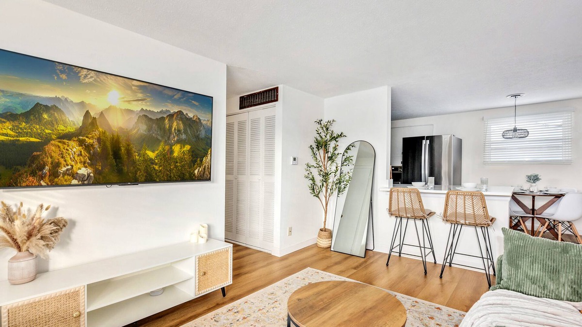 Hilltop House | 3br/1.5bath Upscale, Safe, Quiet Ranch in Columbus - lots of parking