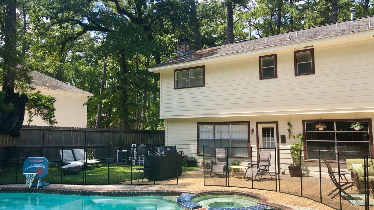 Memorial Northwest House | 3BR/2.5BA, saltwater pool, hot tub, alarm ~ The Salt Lick Retreat