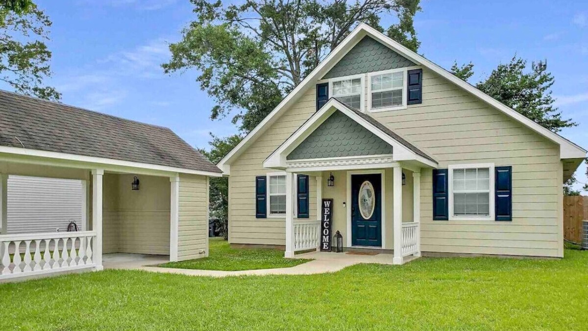 Leesville House | 3BR/2B in the heart of Leesville, Southern Comfort