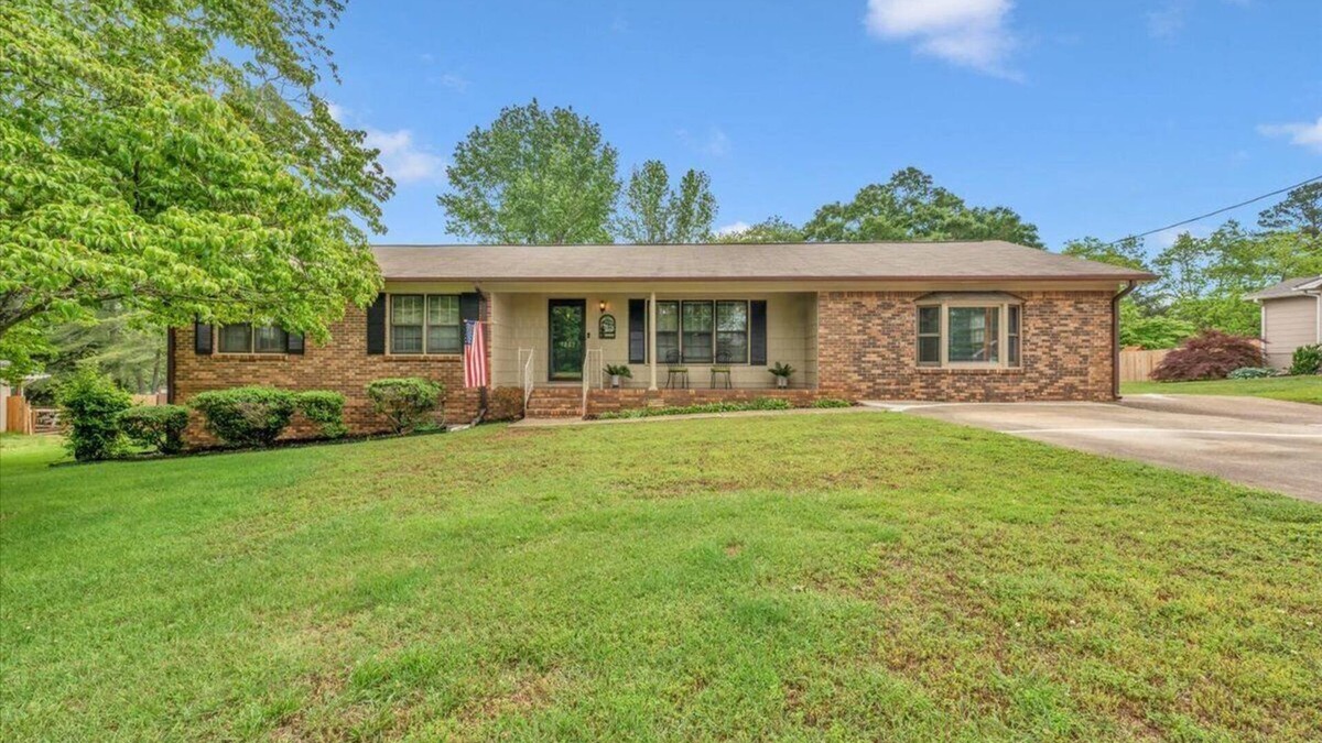 Scottsboro House | 3br 2ba Bring the Bass Boats! Sleeps 10. Only 8 min to Goosepond
