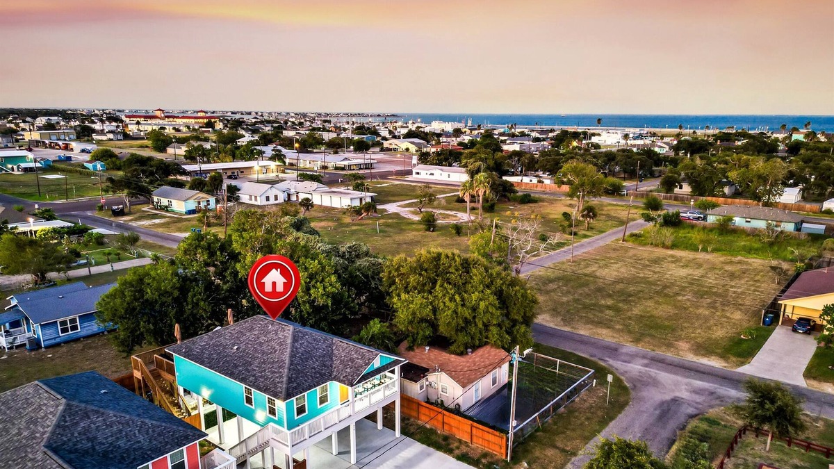 Rockport House | 3BR/2BA Outdoor Kitchen, TV & Entertaining Spaces