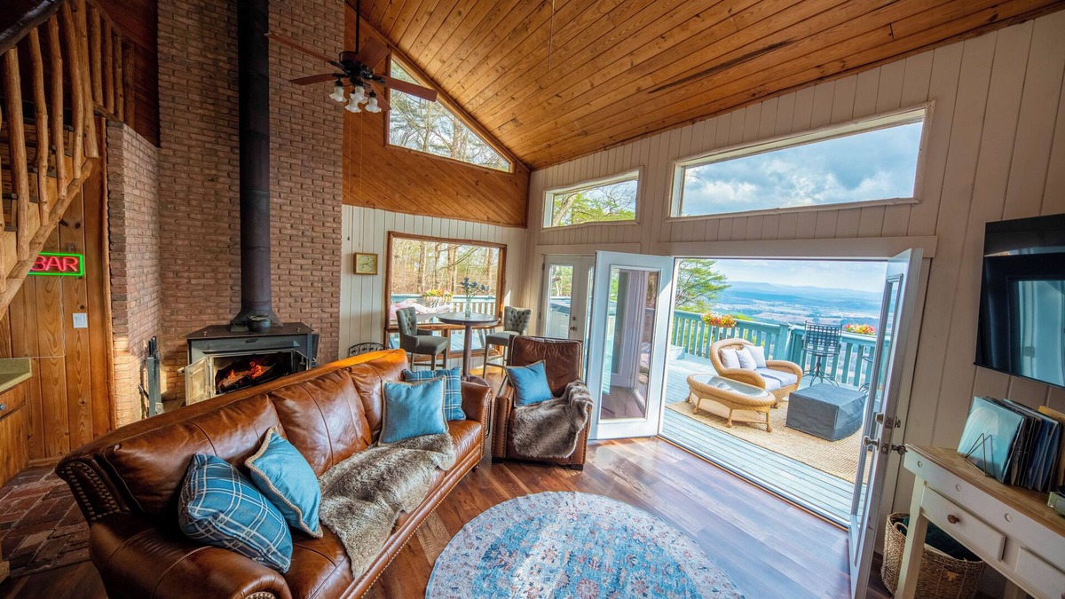 Menlo Cabin | 3BR, 2BA, stunning mtn view, jacuzzi, dry sauna, fire pit, wood burning stove