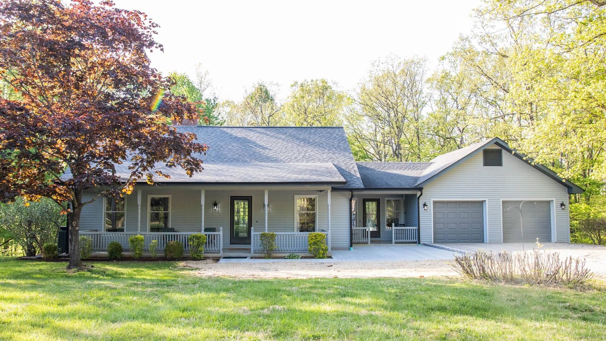 Farmers House | 3BR 3 Bath home with hot tub eight minutes from Cave Run Lake