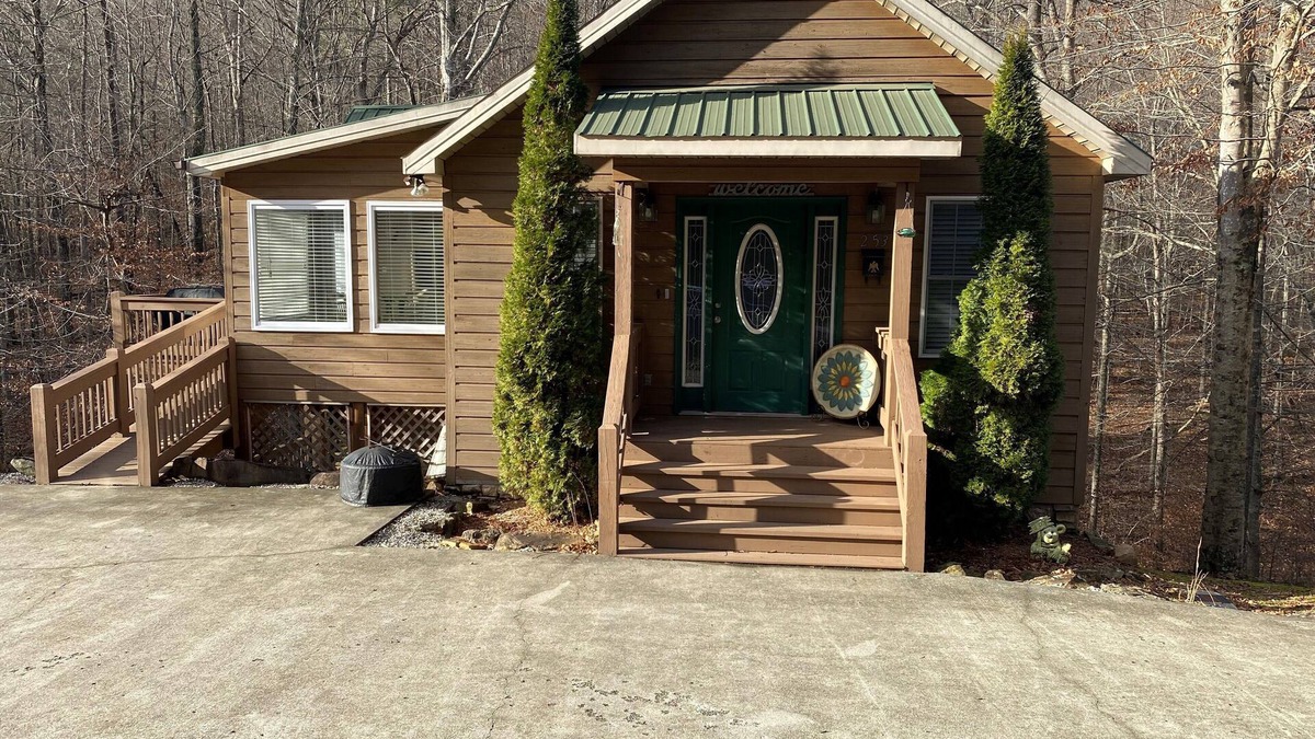 Sloans Valley Cabin | 3BR 3BA Cabin, with hot tub, 3 Pools, Boat Ramp with Dock 1 mile away.