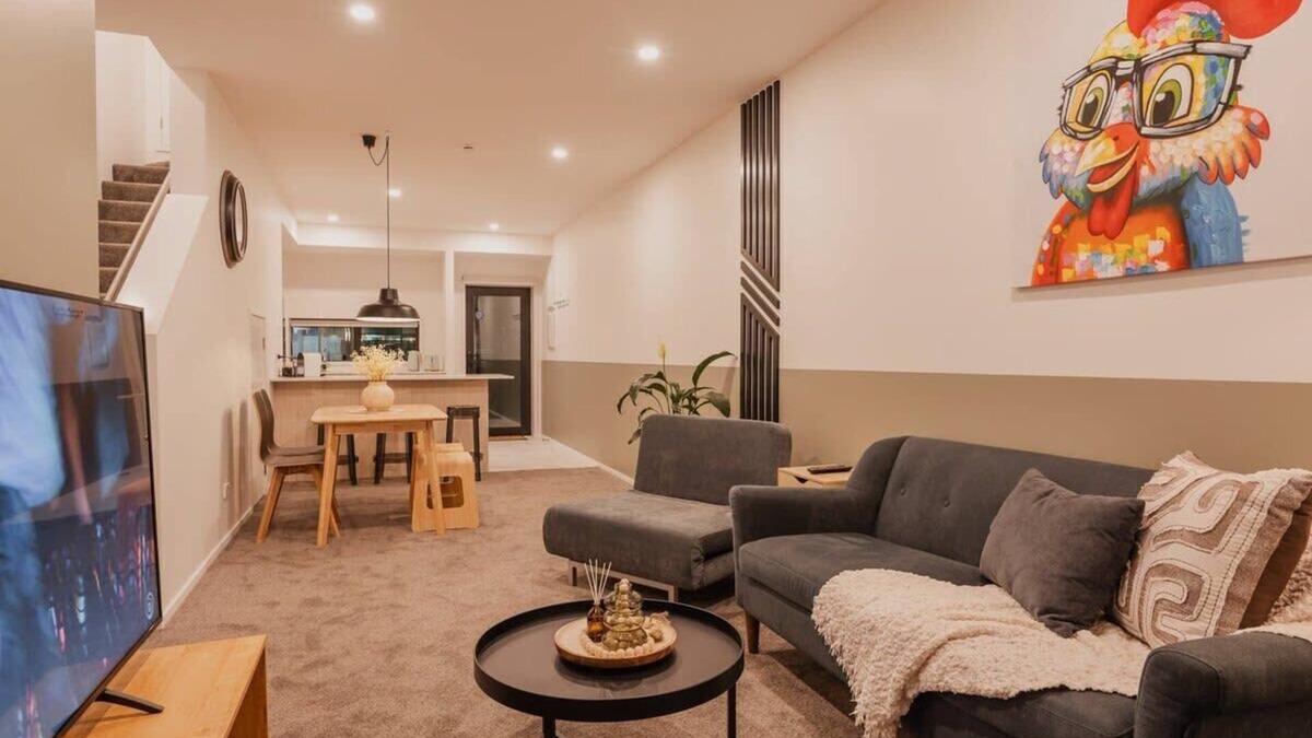 Christchurch City Centre Apartment | 3BR/4BA Townhouse Sleeps 8 Parking Games