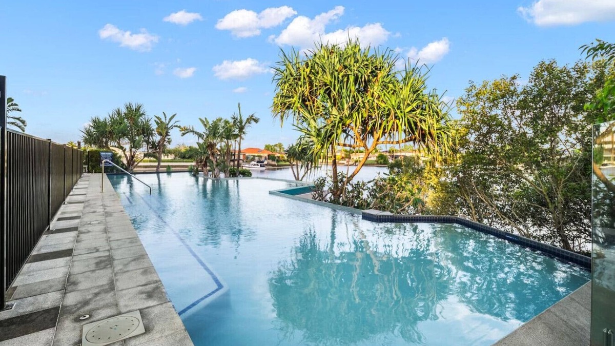 Biggera Waters Apartment | 3BR Apartment +Pool Parking!Steps to Harbour Town