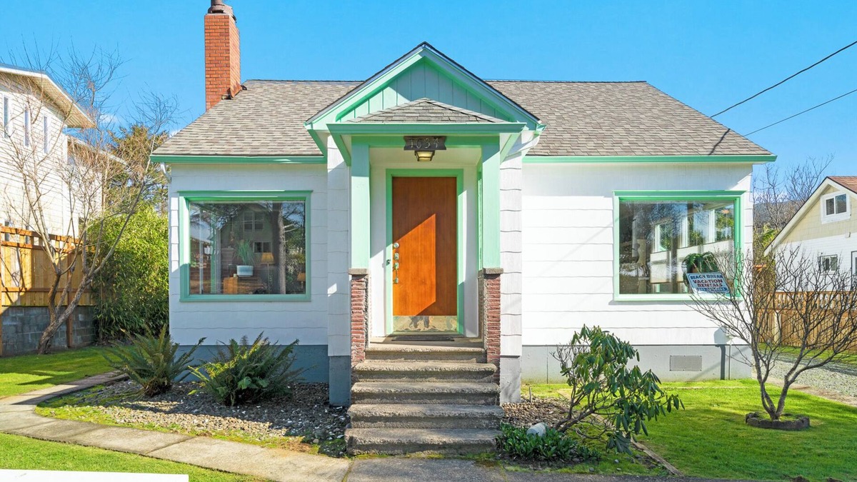 Rockaway Beach Cottage | 3BR Breaker Ave Getaway Steps from Sand Large Yard Pet-Friendly Perfect for Families