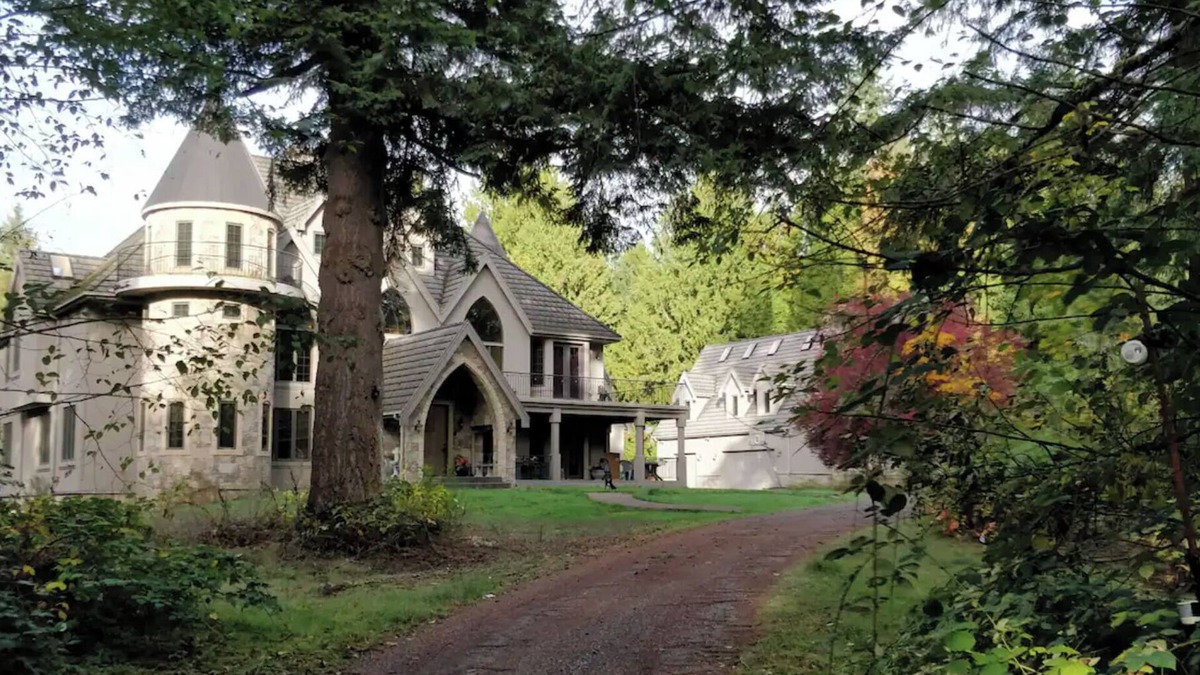 Cottage Lake Bed & Breakfast | 3BR Castle Guest House 1 King 2 Queens 1 sofa bed woods WiFi AC in Woodinville.