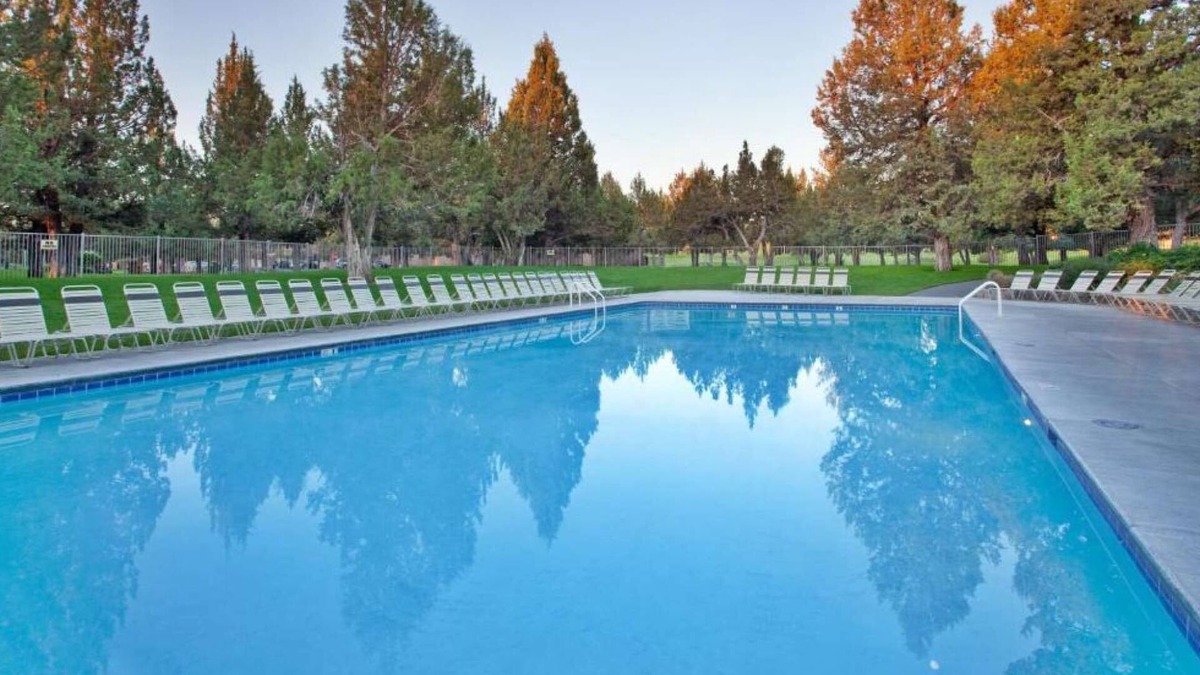 Redmond Apartment | 3BR Chalet With Hot Tub | Restaurant. Pool
