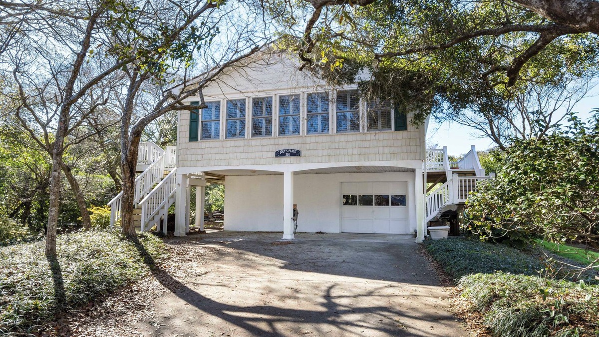 Emerald Isle House | 3BR Cottage Nestled in Live Oaks – Private Retreat w/Oceanfront Parking