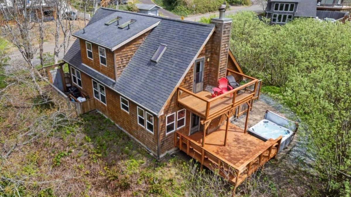 Neahkahnie Beach Cottage | 3BR Cottage w/Hot Tub, King Beds, Ocean Views | Walk to Beach Watch Birds & Whales