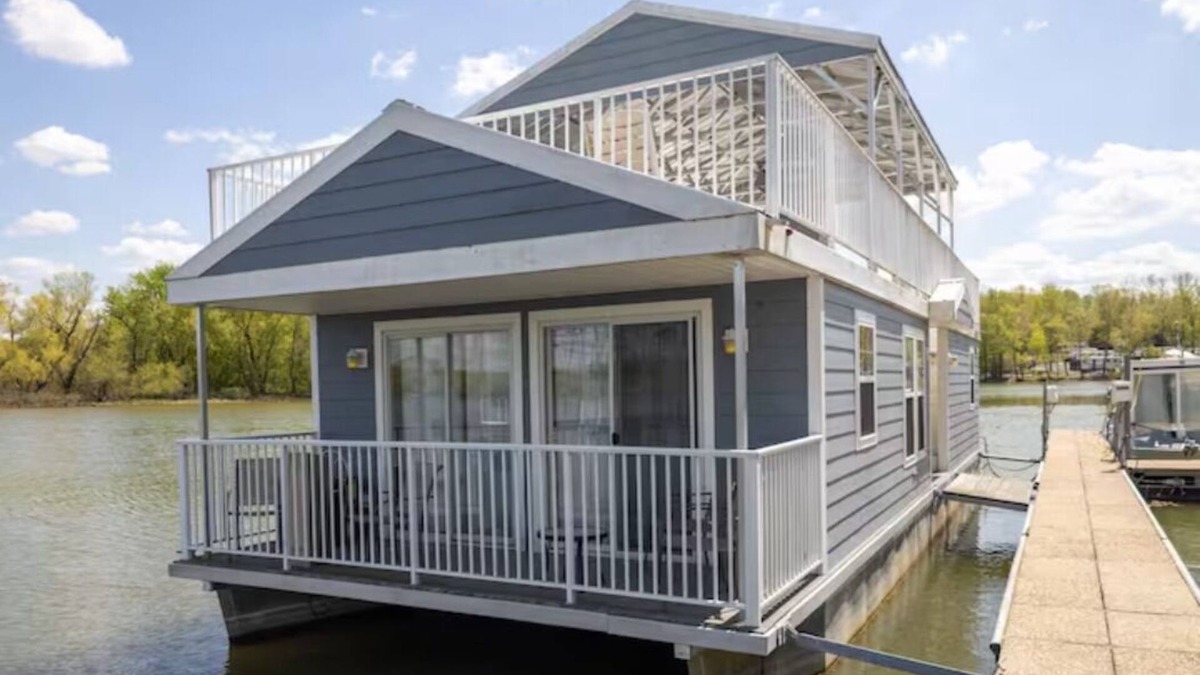 Cadiz Boat Rental | 3BR Floating Cabin - Dog Friendly