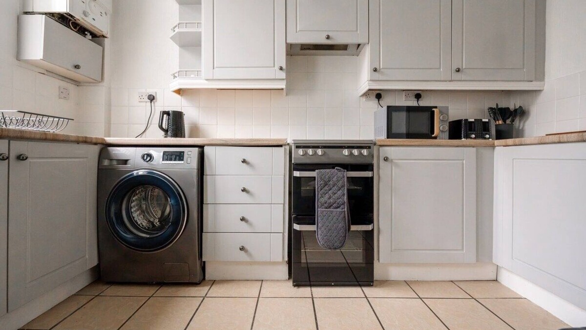 Ashton-under-Lyne House | 3BR Furnished w/Washer & WiFi