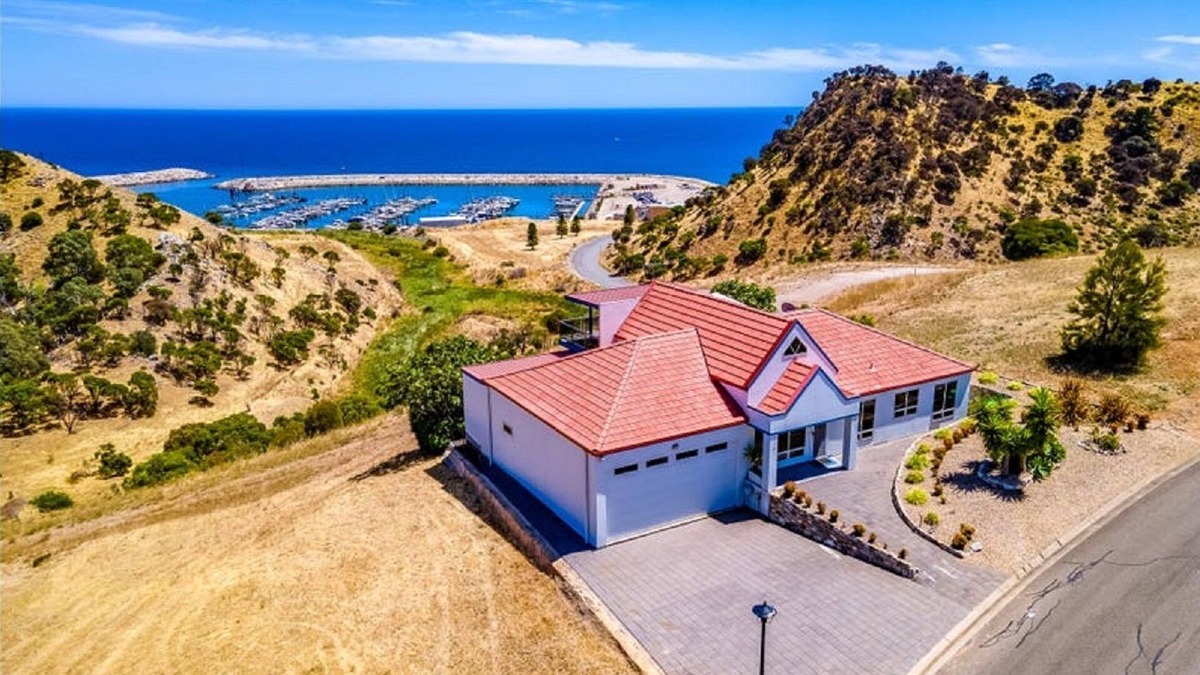 Wirrina Cove House | 3BR Hilltop Getaway – Games, Ocean Views, Wi-Fi, Parking, Sleeps 14, Pizza Oven & More