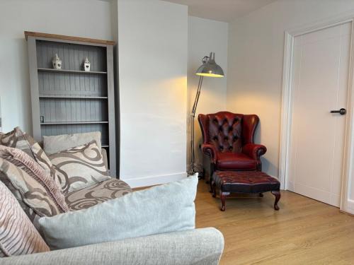 Crawley House | 3BR Home Away From Home - Free Parking - Near LGW Airport