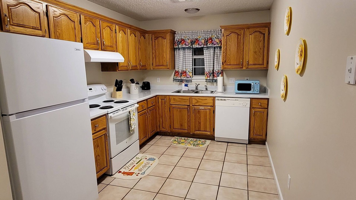 Jonesboro House | 3BR Home - Calm Neighborhood & 3 Miles to Hospital