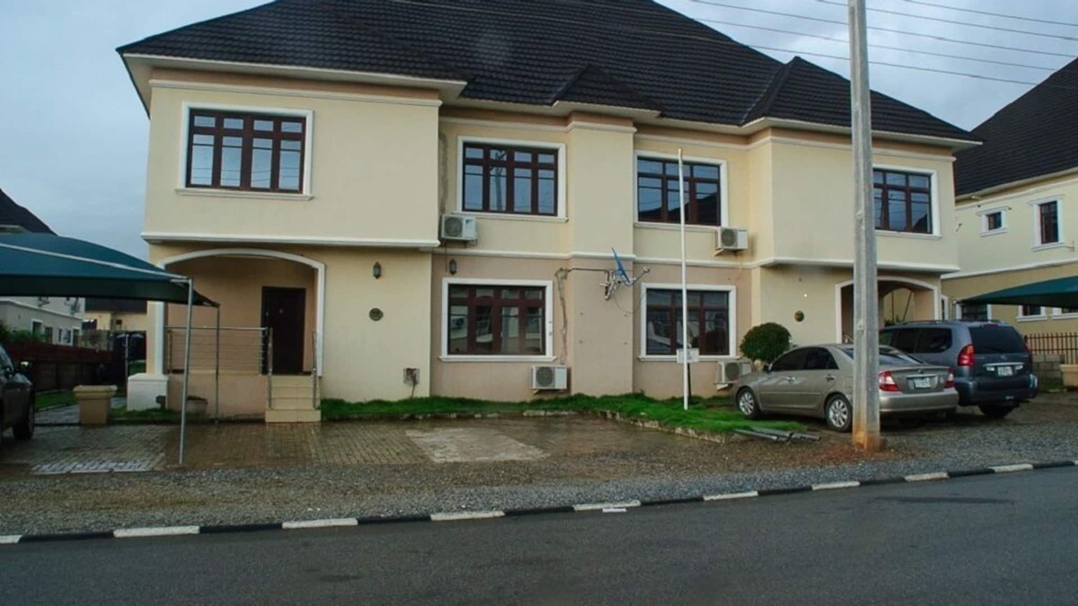 Abuja House | 3BR House close to Novare Mall. 13mins from Airport and 15mins to City Gate.