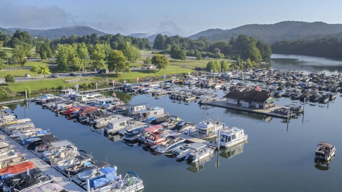 Roanoke Condo | 3BR Lake Cottage | Lake View | No Hidden Fees