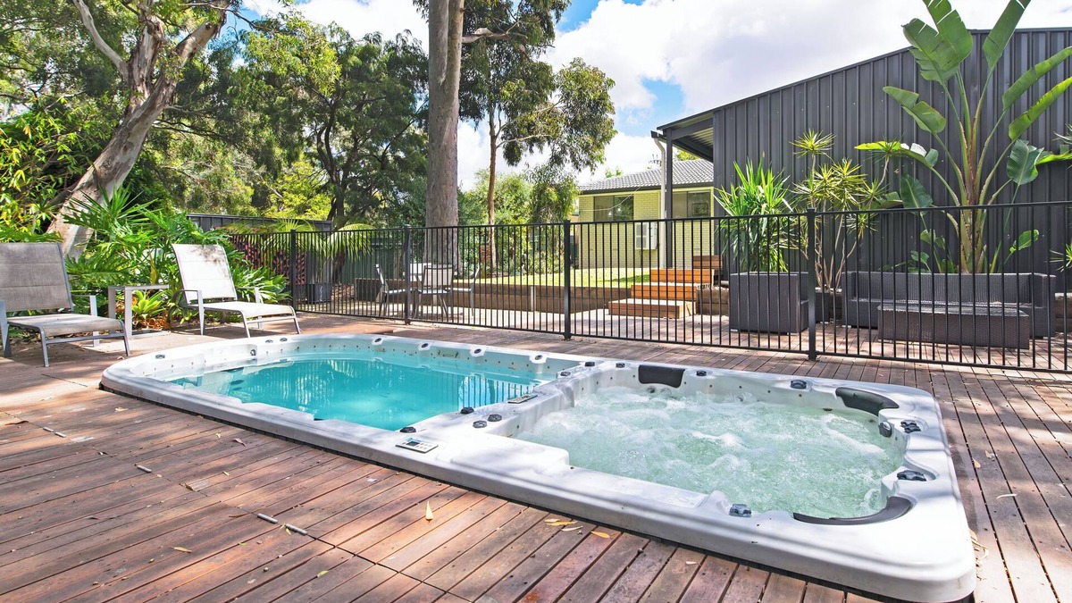 Tea Tree Gully House | 3BR Modbury Retreat with Pool, Spa, BBQ, and Projector Room – Perfect for Families and Groups