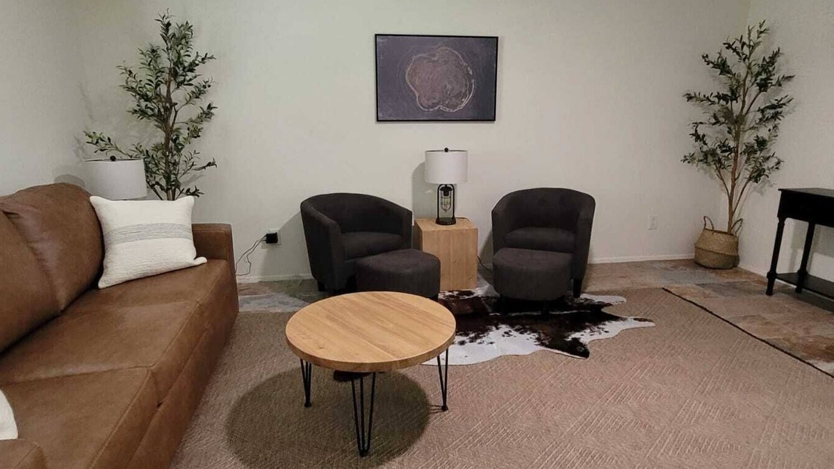 Montgomery House | 3BR Near Airport | Fast WiFi | Pet Friendly