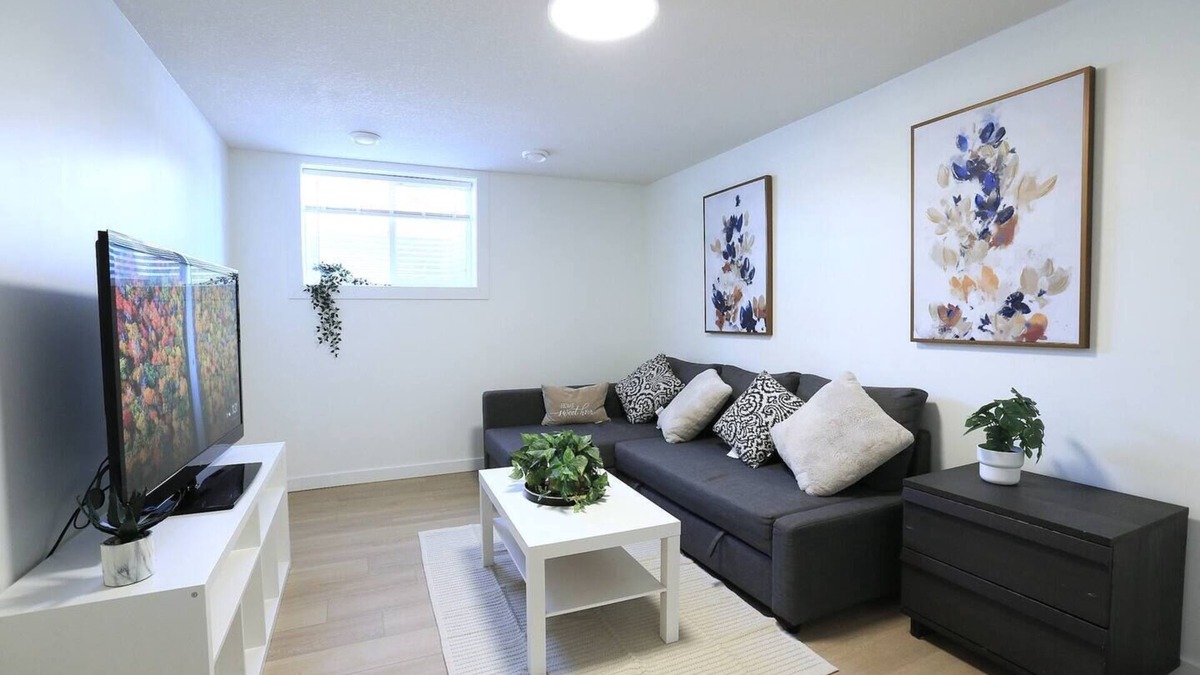Brentwood House | 3br - near shops dining, 9 min DT, 4 min to UofC