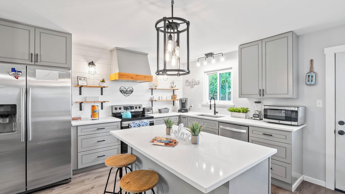 Bay Area House | 3BR Retreat Close to Beaches & Dining Sleeps 6 Pet-Friendly Full Kitchen