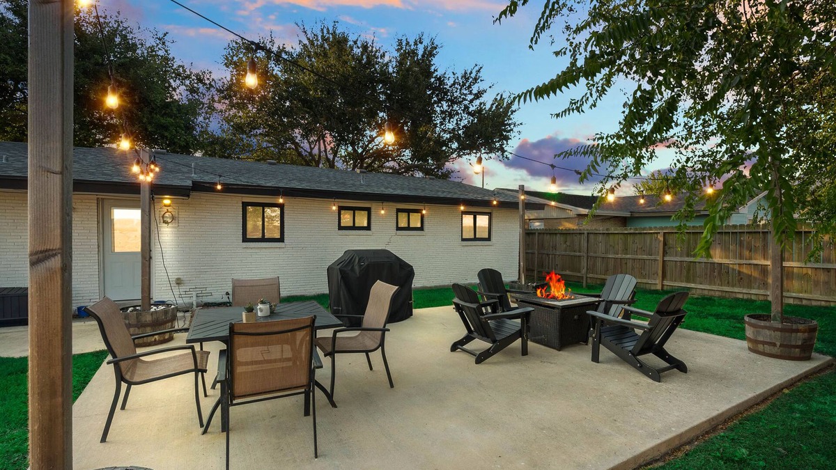 Bay Area House | 3BR Retreat Sleeps 6 Pet-Friendly Full Kitchen Close to Beaches & Dining!
