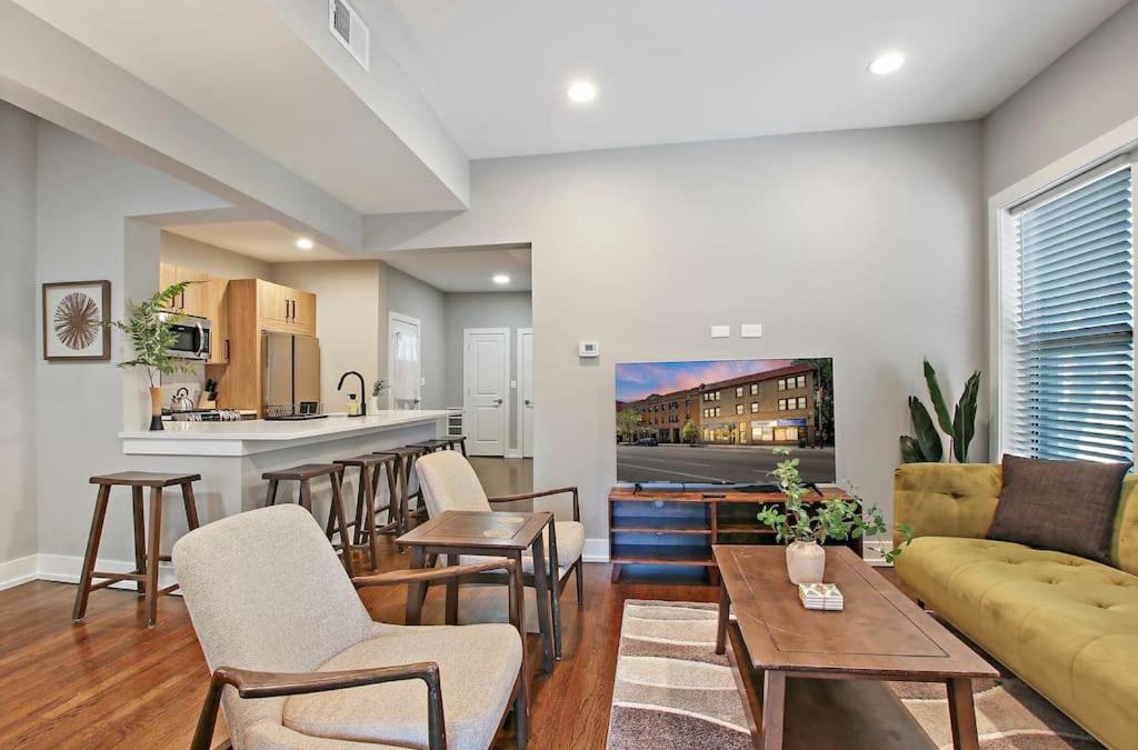 East Albany Park Apartment | 3BR Spacious Apartment with In-Unit Laundry - Kedzie 3F