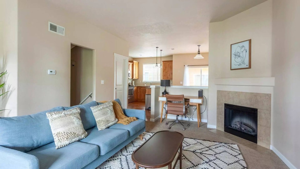 Five Oaks House | 3BR Townhome Near Nike & Intel: AC, Wi-Fi, Garage, Family and Pets Friendly