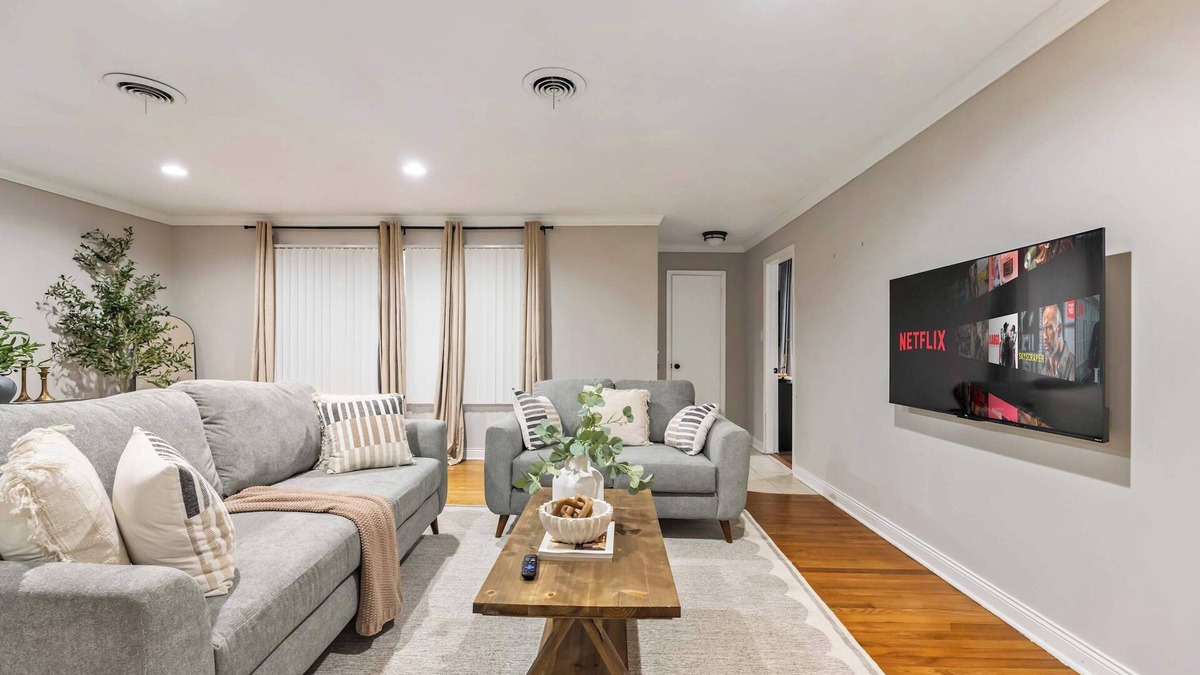 Tinley Park House | 3BR Tranquil Home in Tinley Park