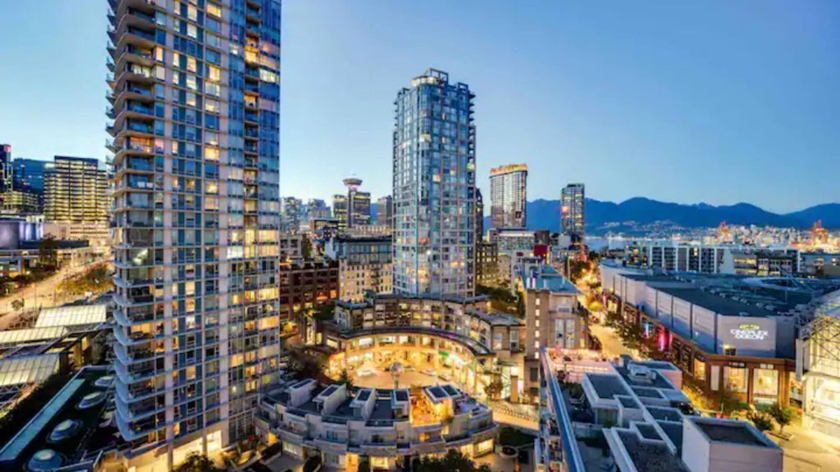 Crosstown Apartment | 3BR Urban Oasis w/Prime Location & Stunning Views | Parking | Gym| Pool & Sauna