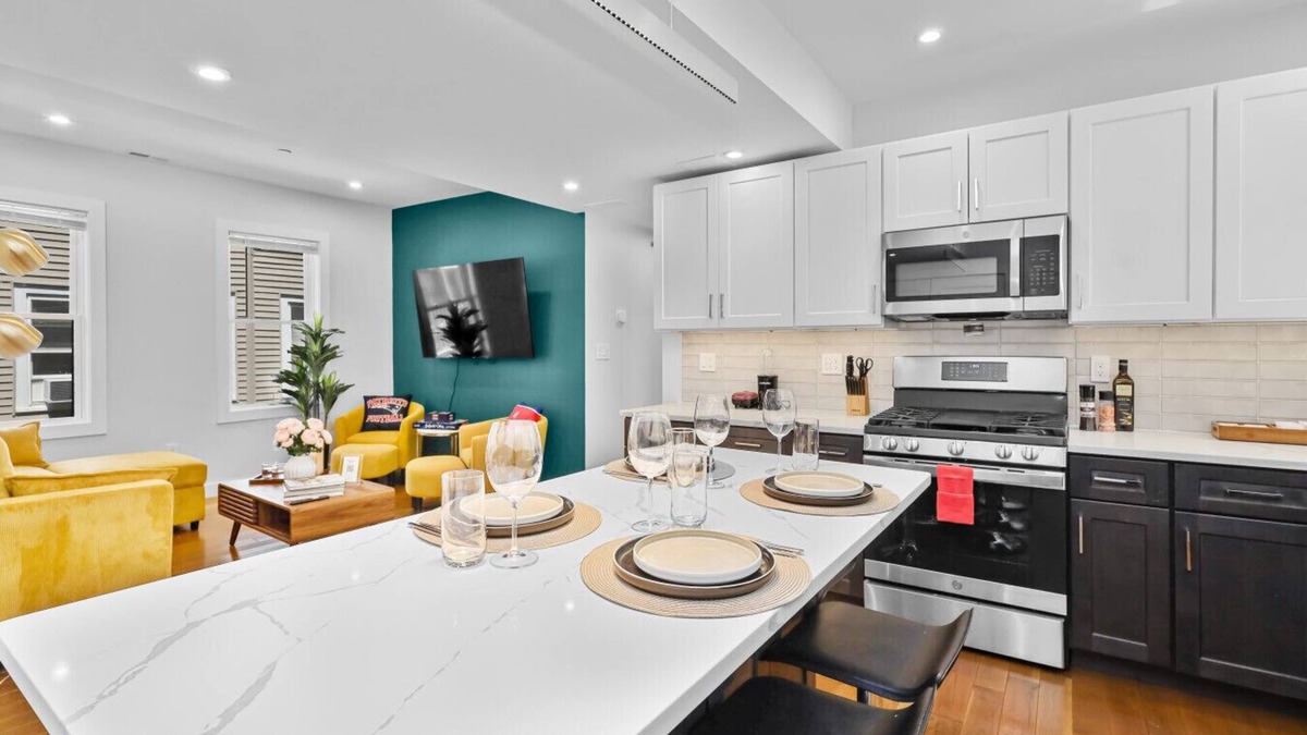 East Somerville Apartment | 3BR2Bth TD Garden/BOS/MIT/Harvard/3 Parking Spaces